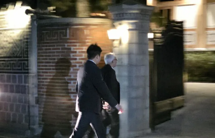 노란 수영복에 섹시한 몸매 어필하는 존예 처자