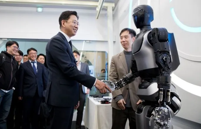 노란 수영복에 섹시한 몸매 어필하는 존예 처자