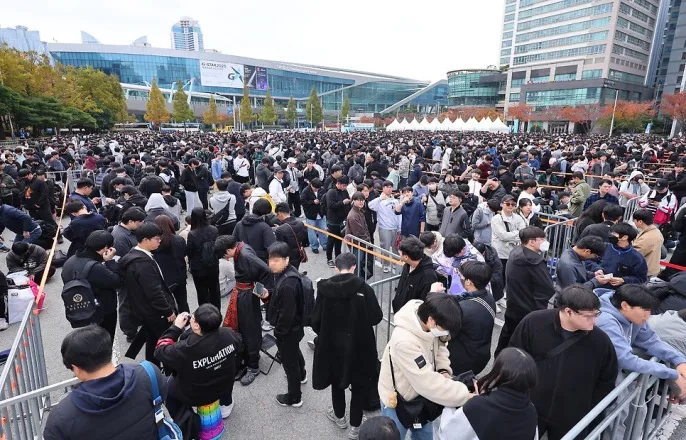 노란 수영복에 섹시한 몸매 어필하는 존예 처자