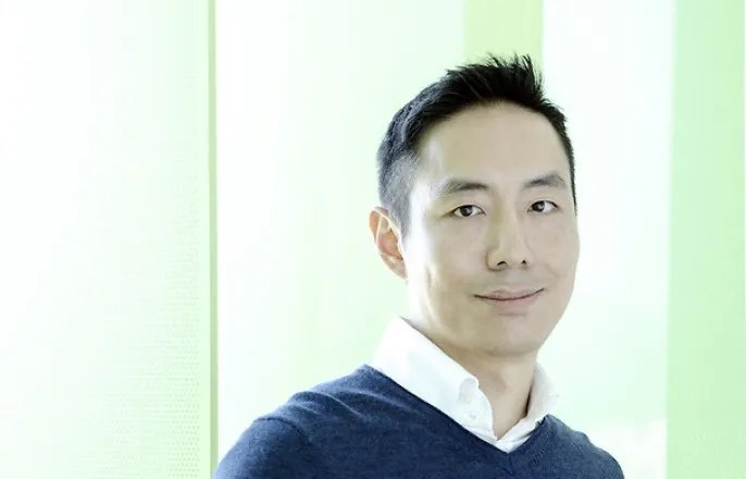 노란 수영복에 섹시한 몸매 어필하는 존예 처자