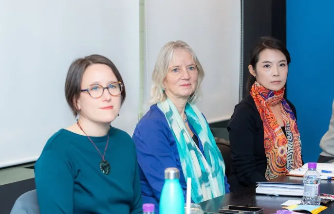 노란 수영복에 섹시한 몸매 어필하는 존예 처자