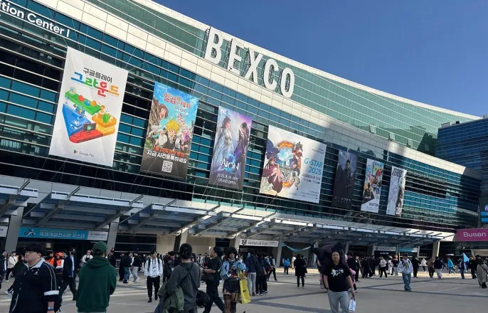 노란 수영복에 섹시한 몸매 어필하는 존예 처자