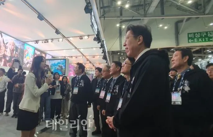 노란 수영복에 섹시한 몸매 어필하는 존예 처자