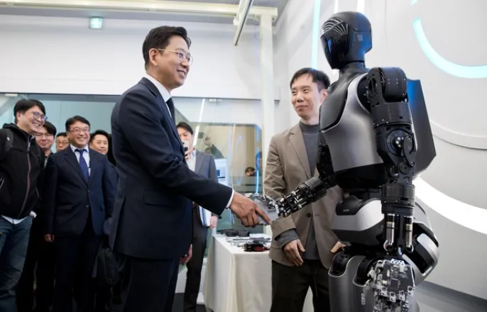 노란 수영복에 섹시한 몸매 어필하는 존예 처자