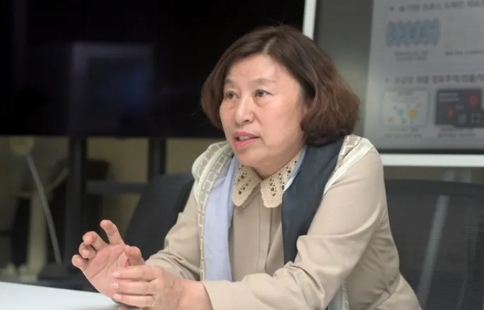 노란 수영복에 섹시한 몸매 어필하는 존예 처자