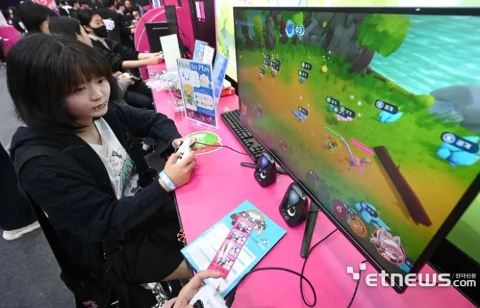 노란 수영복에 섹시한 몸매 어필하는 존예 처자