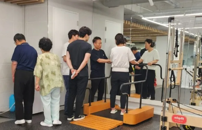 노란 수영복에 섹시한 몸매 어필하는 존예 처자