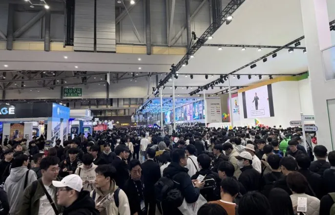 노란 수영복에 섹시한 몸매 어필하는 존예 처자