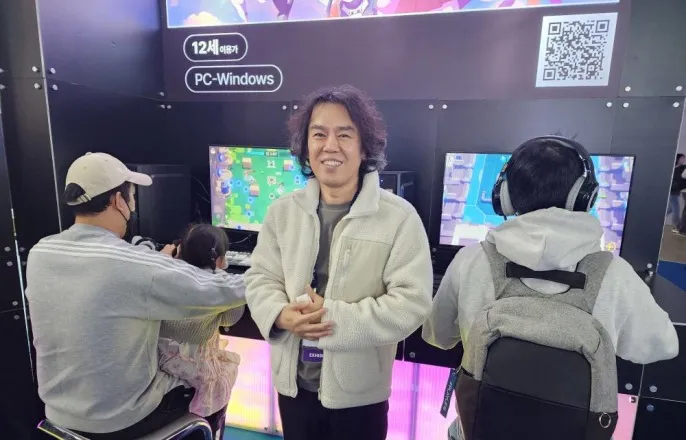 노란 수영복에 섹시한 몸매 어필하는 존예 처자