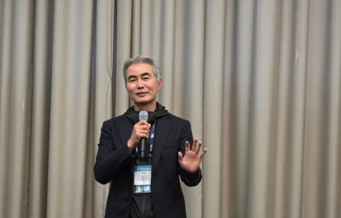 노란 수영복에 섹시한 몸매 어필하는 존예 처자