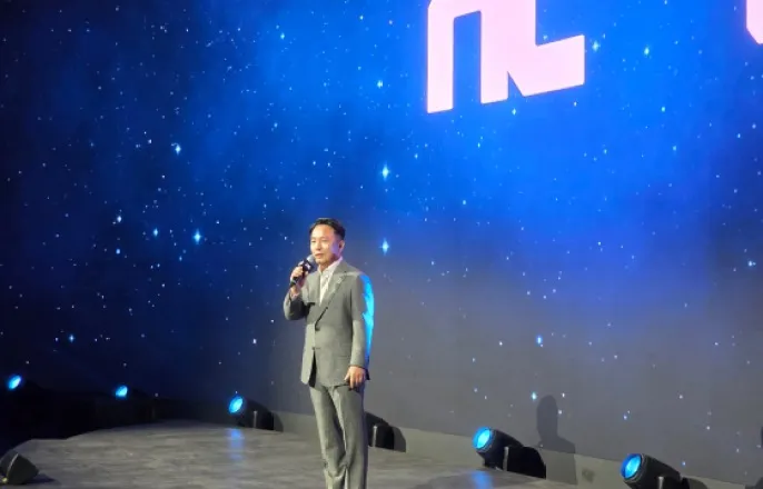 노란 수영복에 섹시한 몸매 어필하는 존예 처자