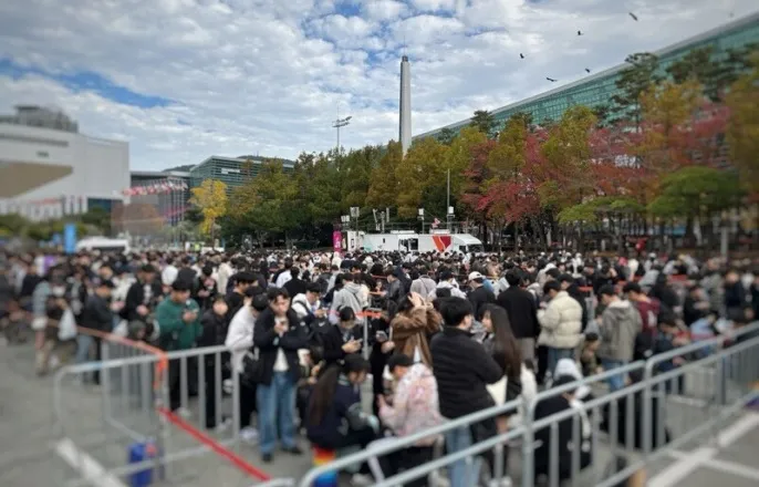 노란 수영복에 섹시한 몸매 어필하는 존예 처자