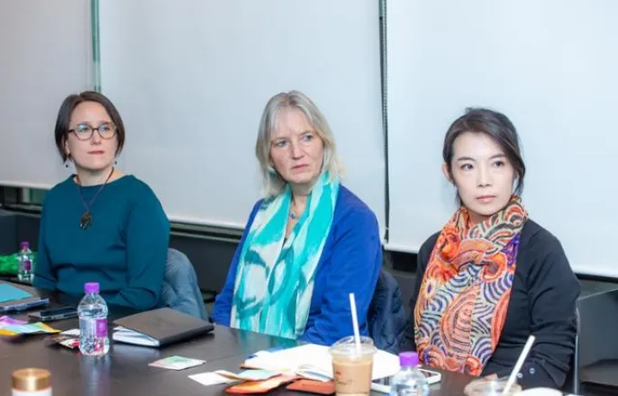 노란 수영복에 섹시한 몸매 어필하는 존예 처자