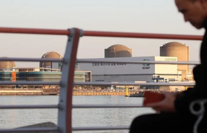 노란 수영복에 섹시한 몸매 어필하는 존예 처자