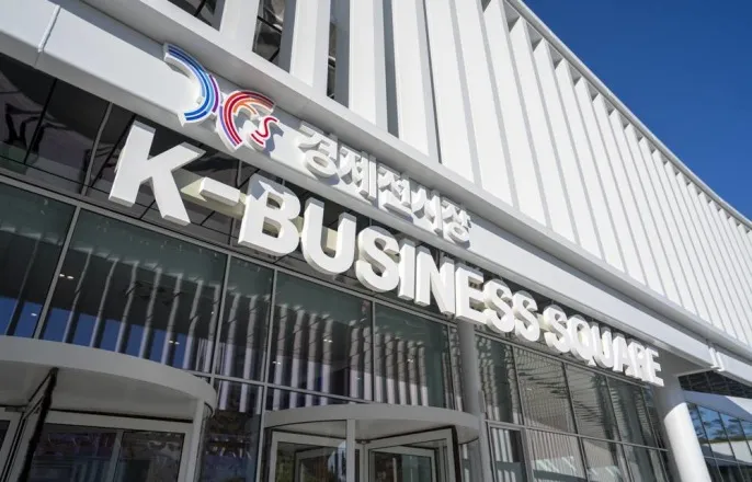 노란 수영복에 섹시한 몸매 어필하는 존예 처자