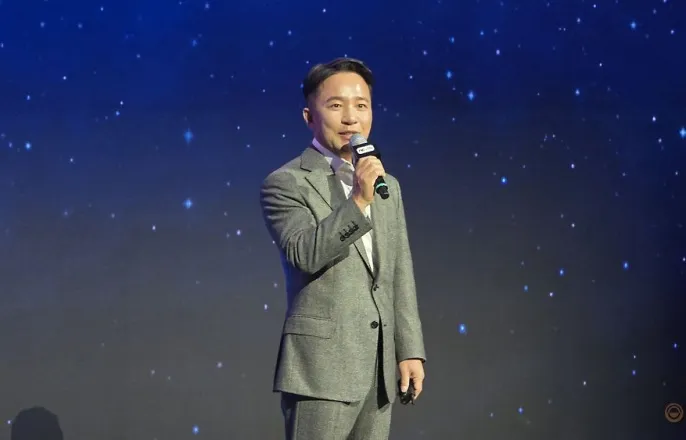 노란 수영복에 섹시한 몸매 어필하는 존예 처자