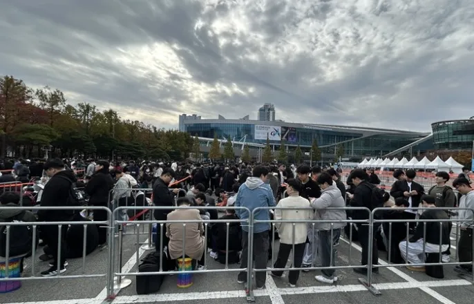 노란 수영복에 섹시한 몸매 어필하는 존예 처자