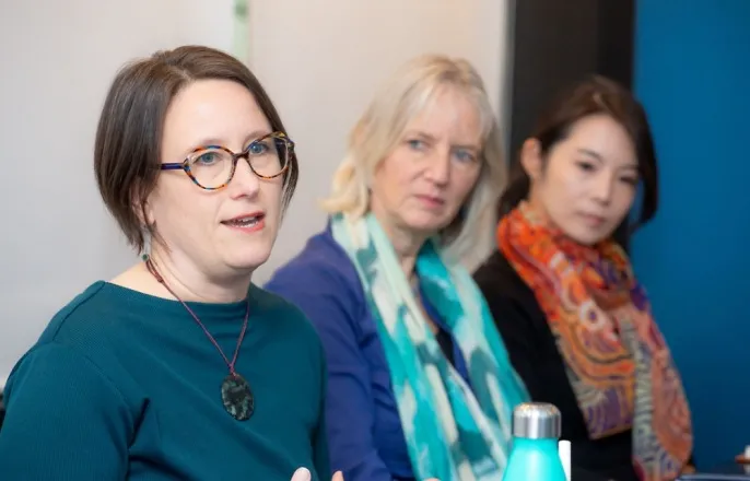 노란 수영복에 섹시한 몸매 어필하는 존예 처자