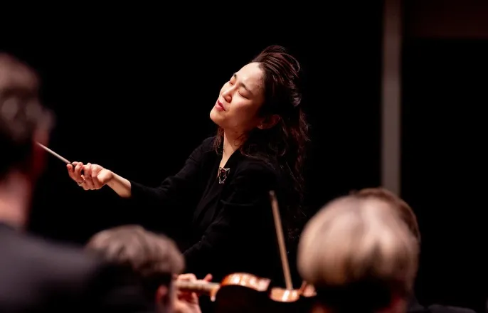 노란 수영복에 섹시한 몸매 어필하는 존예 처자