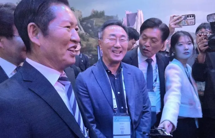 노란 수영복에 섹시한 몸매 어필하는 존예 처자