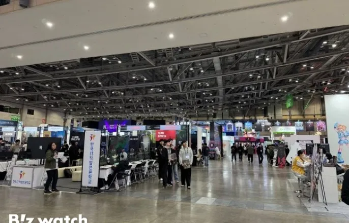 노란 수영복에 섹시한 몸매 어필하는 존예 처자