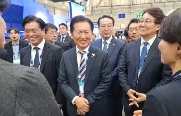 노란 수영복에 섹시한 몸매 어필하는 존예 처자