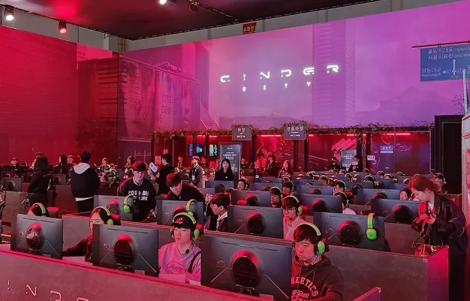 노란 수영복에 섹시한 몸매 어필하는 존예 처자