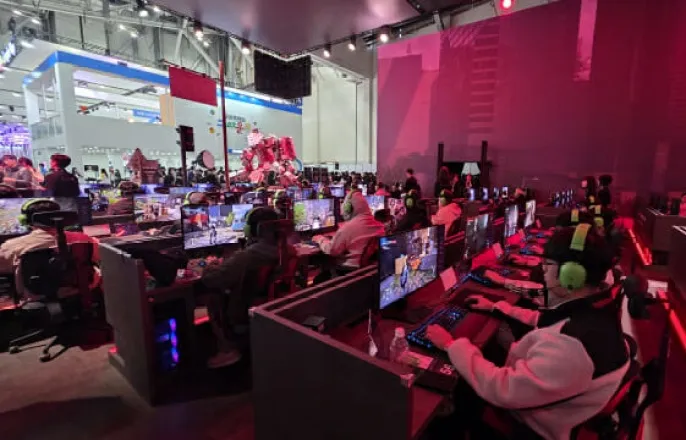 노란 수영복에 섹시한 몸매 어필하는 존예 처자