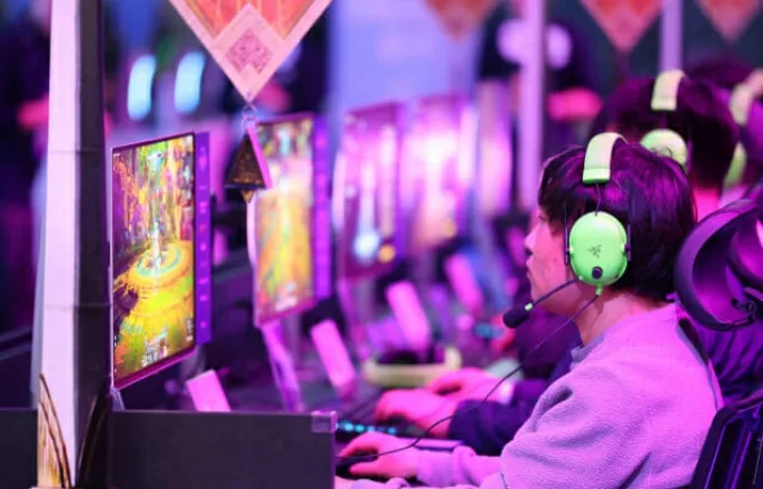 노란 수영복에 섹시한 몸매 어필하는 존예 처자