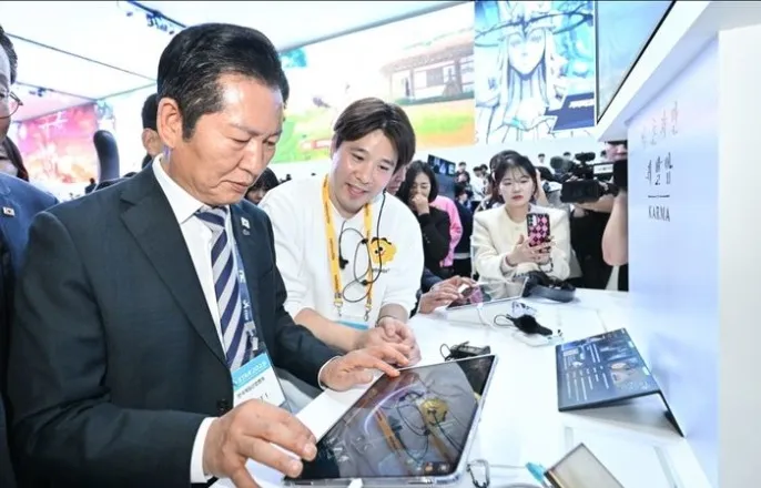 노란 수영복에 섹시한 몸매 어필하는 존예 처자