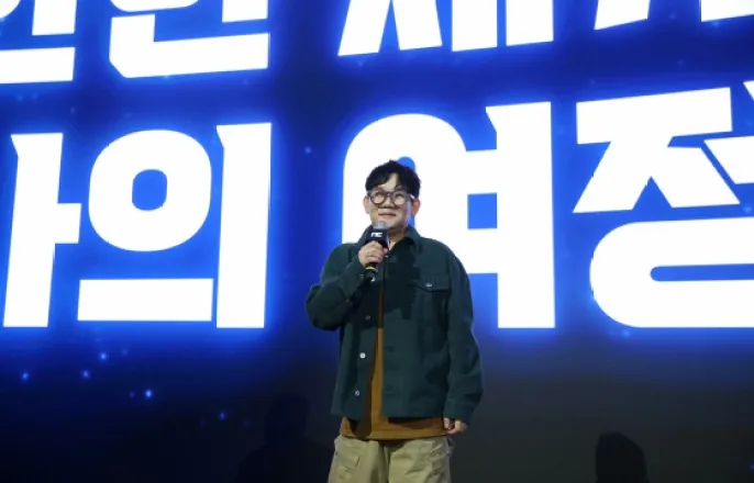 노란 수영복에 섹시한 몸매 어필하는 존예 처자