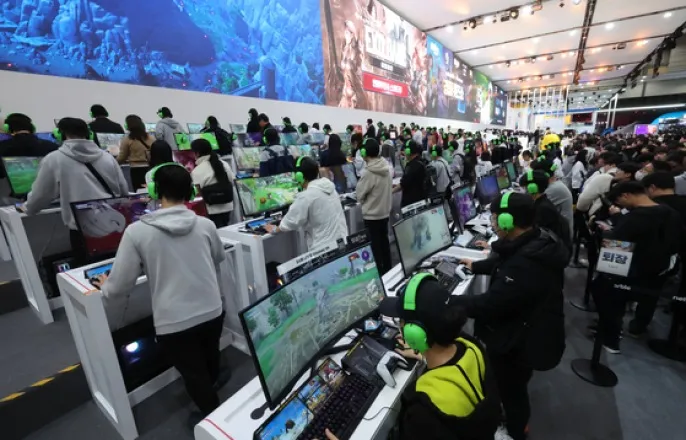 노란 수영복에 섹시한 몸매 어필하는 존예 처자