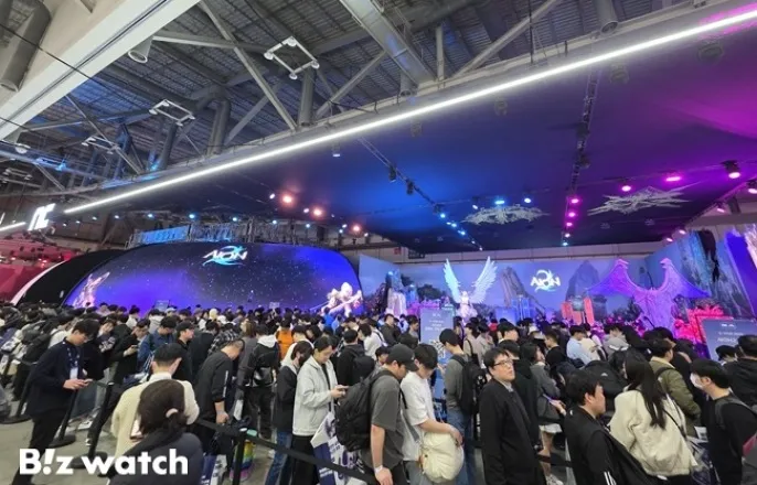 노란 수영복에 섹시한 몸매 어필하는 존예 처자