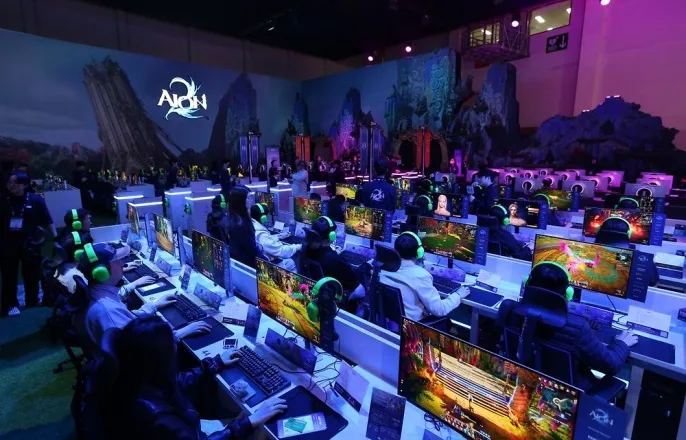 노란 수영복에 섹시한 몸매 어필하는 존예 처자