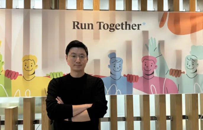 노란 수영복에 섹시한 몸매 어필하는 존예 처자