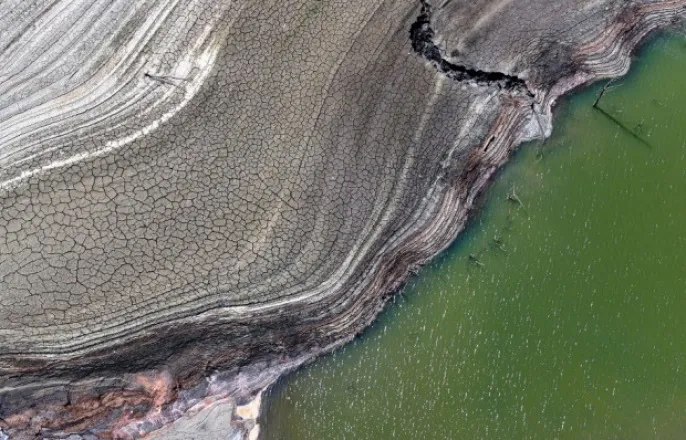 노란 수영복에 섹시한 몸매 어필하는 존예 처자