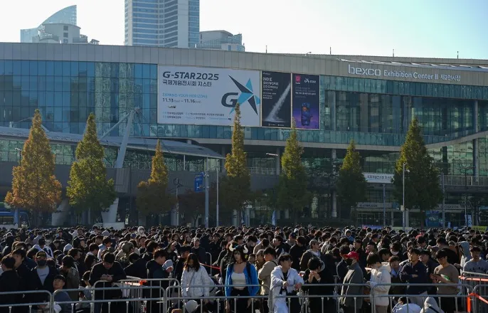 노란 수영복에 섹시한 몸매 어필하는 존예 처자