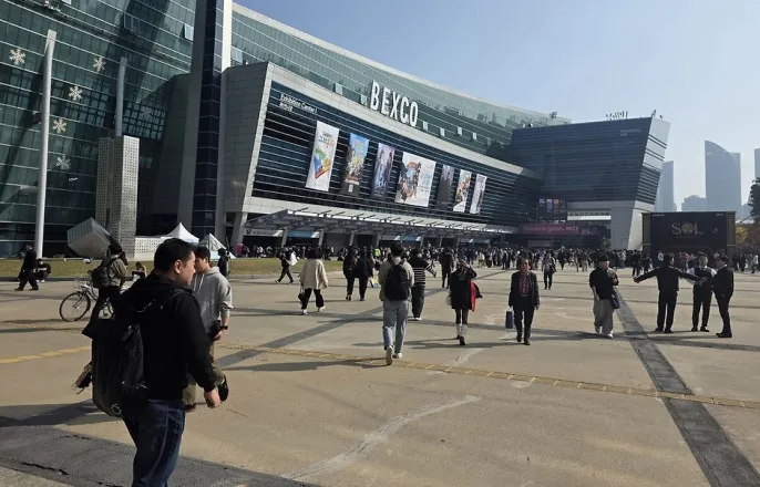 노란 수영복에 섹시한 몸매 어필하는 존예 처자