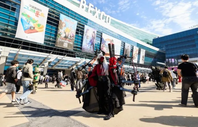노란 수영복에 섹시한 몸매 어필하는 존예 처자