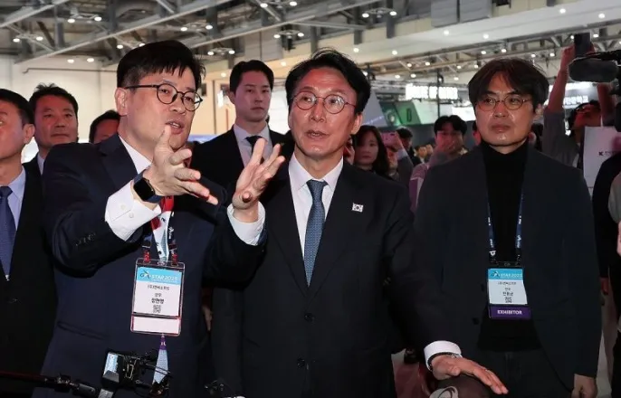 노란 수영복에 섹시한 몸매 어필하는 존예 처자