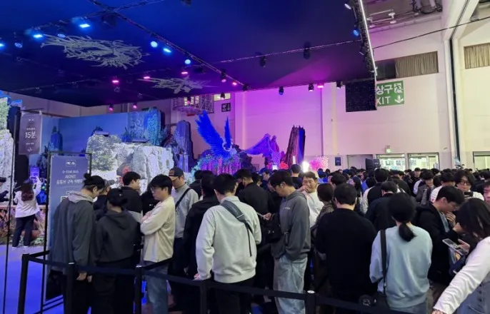 노란 수영복에 섹시한 몸매 어필하는 존예 처자