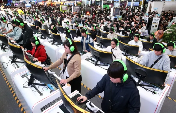 노란 수영복에 섹시한 몸매 어필하는 존예 처자