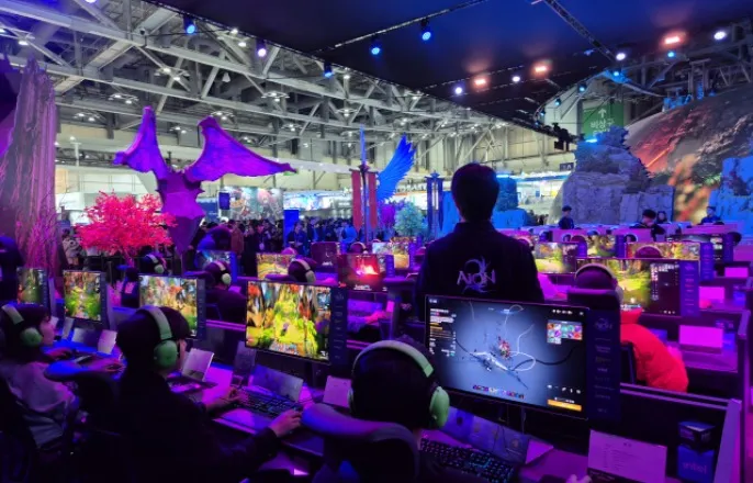 노란 수영복에 섹시한 몸매 어필하는 존예 처자