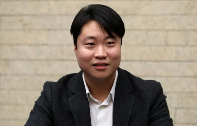 노란 수영복에 섹시한 몸매 어필하는 존예 처자