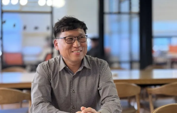 노란 수영복에 섹시한 몸매 어필하는 존예 처자