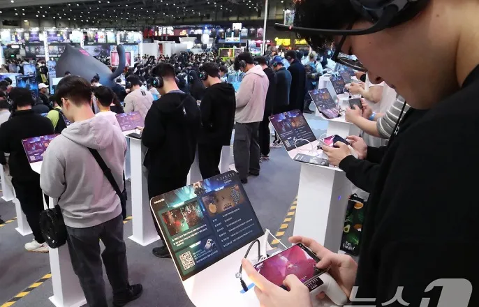 노란 수영복에 섹시한 몸매 어필하는 존예 처자