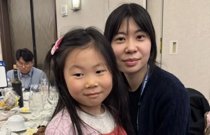 노란 수영복에 섹시한 몸매 어필하는 존예 처자