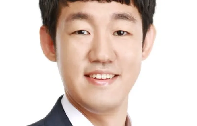 노란 수영복에 섹시한 몸매 어필하는 존예 처자