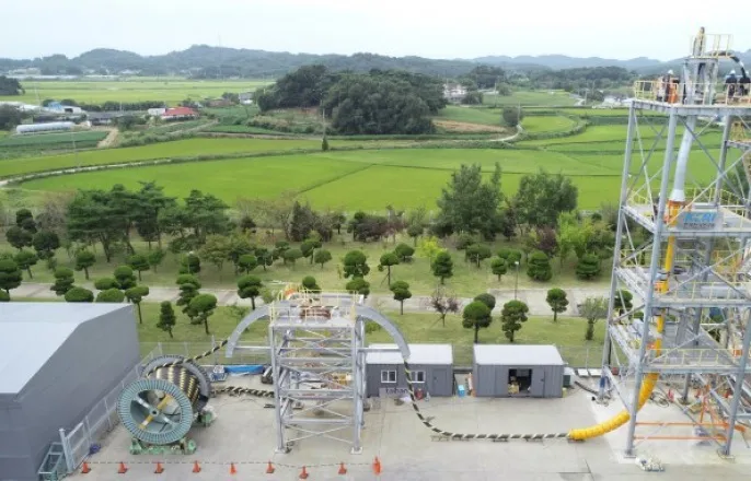 노란 수영복에 섹시한 몸매 어필하는 존예 처자