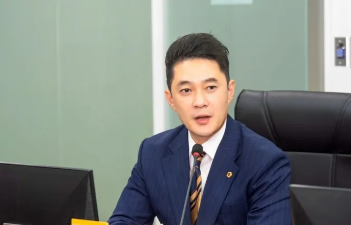 노란 수영복에 섹시한 몸매 어필하는 존예 처자